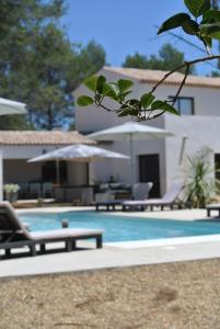 een zwembad voor een huis bij Villa CARPE DIEM in Lorgues