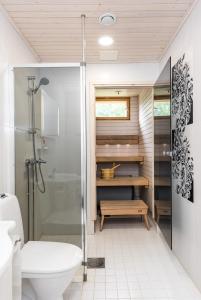 a bathroom with a shower and a toilet and a sink at Apartment Kievarinhovi in Kempele +110 photos