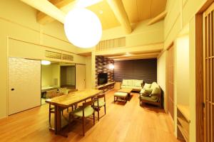 Small Luxury Ryugin في كيوتو: غرفة طعام مع طاولة وكراسي وأريكة