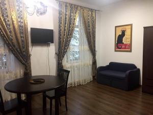uma sala de estar com uma mesa, uma cadeira e uma janela em Apartment on Ovodova em Vinnytsya