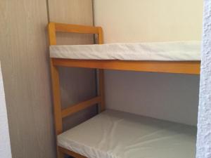 - un lit superposé avec une échelle au niveau inférieur dans l'établissement Les Marines de Morian, à Moriani-Plage