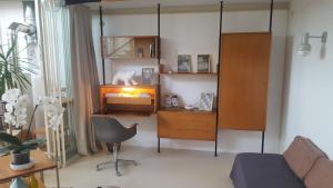 - un salon avec un bureau et une chaise dans l'établissement Grand Loft EM33, à Hyères