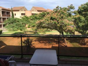 une table posée sur un balcon avec vue sur une cour dans l'établissement Les Marines de Morian, à Moriani-Plage 4 autres photos