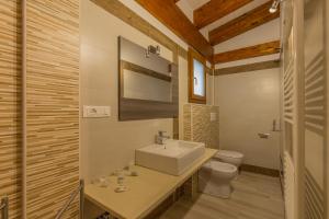 a bathroom with a sink, toilet, and bathtub at Il Semaforo Sila Hotel in Taverna