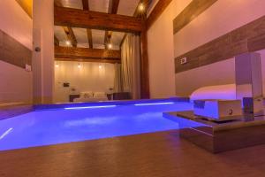 a swimming pool in a room with a bed and a pool at Il Semaforo Sila Hotel in Taverna
