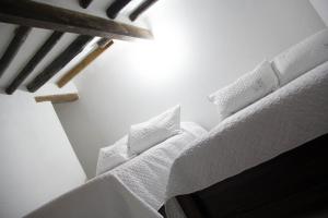 A bed or beds in a room at Cemandy Hostal