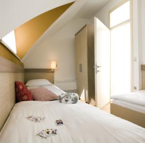 sypialnia z 2 łóżkami i dużym oknem w obiekcie Apartments Čatež - Terme Čatež w mieście Čatež ob Savi