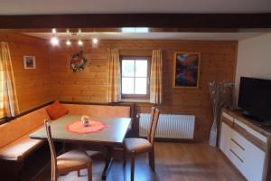 comedor con mesa y sofá en Eggerhof, en Flattach