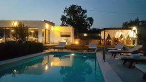 Bazén v ubytovaní Luxury Villa Luminosa alebo v jeho blízkosti