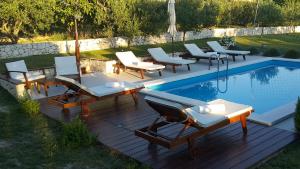 Bazén v ubytovaní Luxury Villa Luminosa alebo v jeho blízkosti