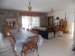 un salon avec une table et un canapé dans l'établissement Casa Silva Do Minho, à Arcos de Valdevez