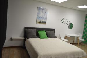 サトゥ・マーレにあるVasarely Luxury Flatのベッドルーム1室(ベッド1台、緑の枕付)