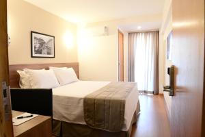 a hotel room with a bed and a window at Nobile Hotel Juiz de Fora in Juiz de Fora +31 photos