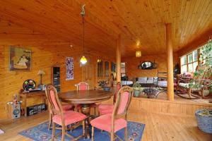 een eetkamer met een tafel en stoelen in een hut bij Casa Pindal in Puqueldón