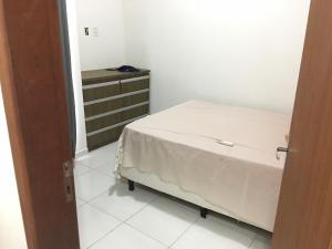 ein kleines Schlafzimmer mit einem Bett und einer Kommode in der Unterkunft Winterville Gravata in Gravatá + 7 Fotos