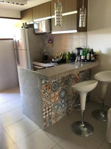 eine Küche mit einer Theke mit einer Arbeitsplatte in der Unterkunft Winterville Gravata in Gravatá