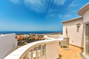 a balcony with a view of the ocean at Villa Las Mimosas in Adeje