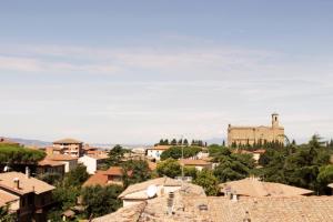 Nespecifikovaný výhled na destinaci Volterra nebo výhled na město při pohledu z hotelu