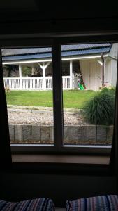 una ventana con vistas al patio en Ferienwohnung am Meer, en Scharbeutz