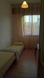 アーバノ・テルメにあるAl Corso delle Terme, 191の小さなベッドルーム(ベッド2台、窓付)