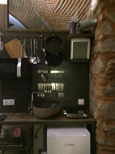 cocina con encimera y utensilios en la pared en Santa Clara, en Cáceres
