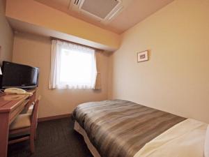Een bed of bedden in een kamer bij Hotel Route-Inn Aomori Ekimae