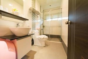 Bilik mandi di Sky Bird Garden B&B