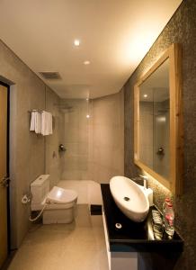 
A bathroom at Ayaartta Hotel Malioboro
