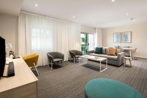 uma sala de estar com um sofá e uma mesa em Quest Eight Mile Plains em Brisbane