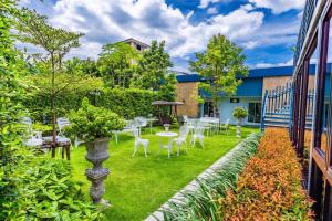 O grădină în afara Pongsakorn Boutique Resort