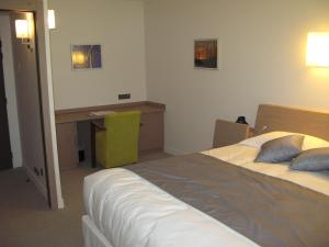 a hotel room with a bed and a desk at Hôtel 17.4 - Lycée d'Hôtellerie et de Tourisme in Blois