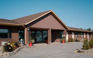 a large brick building with a lot of windows at Hôtel Le Voyageur in Sept-Îles