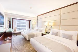 Postel nebo postele na pokoji v ubytování Regal Kowloon Hotel