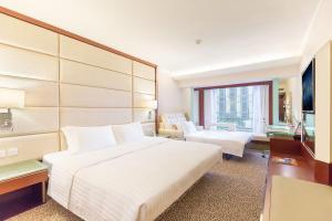 Postel nebo postele na pokoji v ubytování Regal Kowloon Hotel