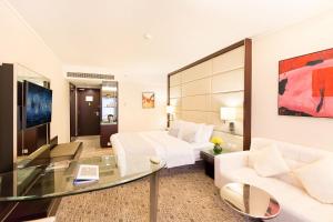 TV a/nebo společenská místnost v ubytování Regal Kowloon Hotel