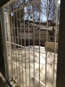 una ventana cerrada de una habitación con nieve en el suelo en Departamentos "Oli", en Mendoza