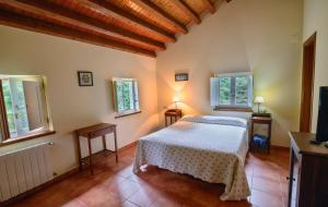 a bedroom with a bed and two windows at Hotel Rural La Casa del Burrero in Castropol