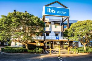 a hotel with aubs budget sign on the front of a building at ibis Budget - St Peters in Sydney