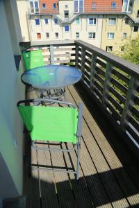 einen Tisch und Stühle auf dem Balkon in der Unterkunft Ferienwohnung Brandenburger Straße in Potsdam
