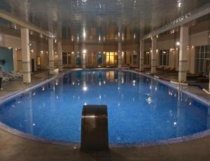 a large swimming pool in a large building at Altiagac Cennet Bagi in Altıağac