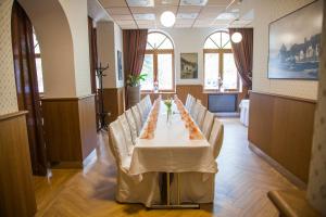 A restaurant or other place to eat at Hotel Eminent