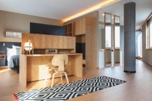 a kitchen with a desk and a chair in a room at Ocean Drive Barcelona in Barcelona