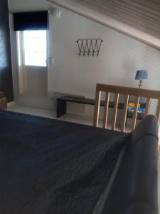 een slaapkamer met een bed, een tafel en een raam bij Vaaranpään loma-asunto in Vuokatti