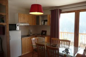 Kuchyň nebo kuchyňský kout v ubytování Montagne Duplex-Orelle 9 pers. avec SPA + 29 fotografií