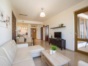 Televízia a/alebo spoločenská miestnosť v ubytovaní VacationClub - Olympic Park Apartment 404