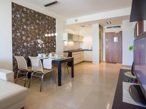 Kuchyňa alebo kuchynka v ubytovaní VacationClub - Olympic Park Apartment 404
