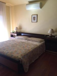 ein Schlafzimmer mit einem großen Bett mit zwei Lampen an Tischen in der Unterkunft Milan in Vittuone