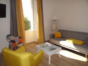 una sala de estar con un sofá y una mesa en Appartement Colonella, en Bastia