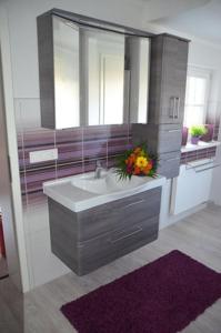 a bathroom with a sink and a mirror at Schilfdachvilla Zeesboothaus WE308 in Kleinhagen