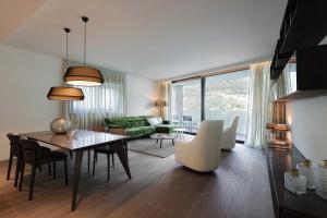 a living room with a table and a green couch at Laglio Como Lake Resort in Laglio